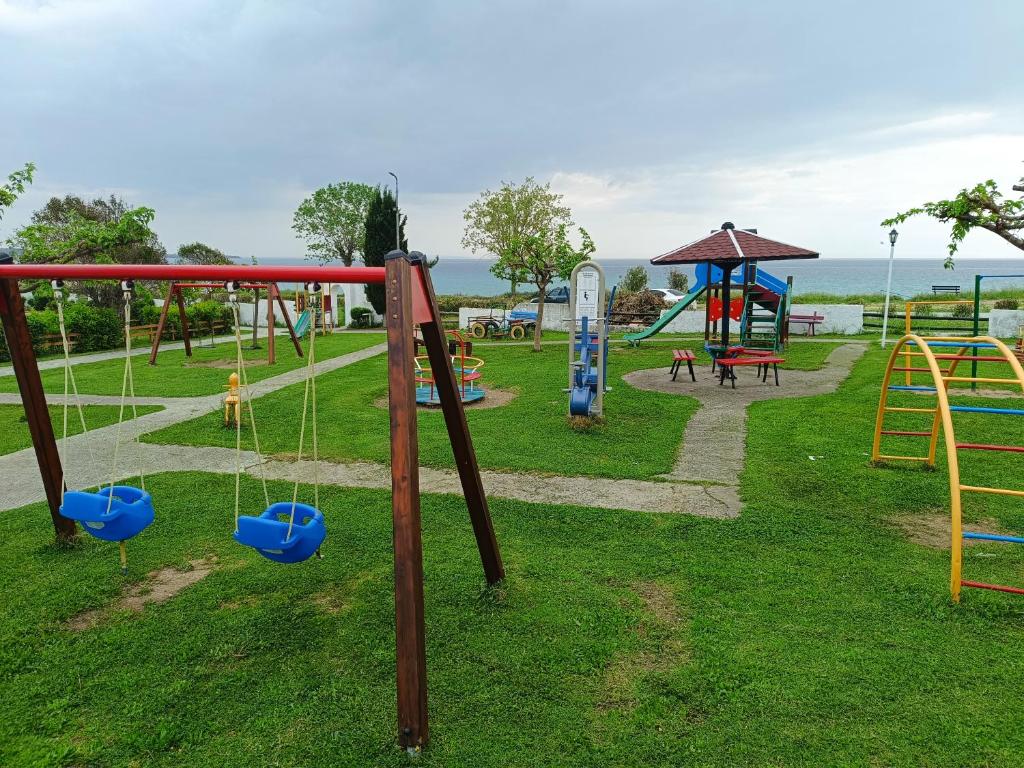 Herní místnost nebo prostor pro děti v ubytování Right Across The Sea