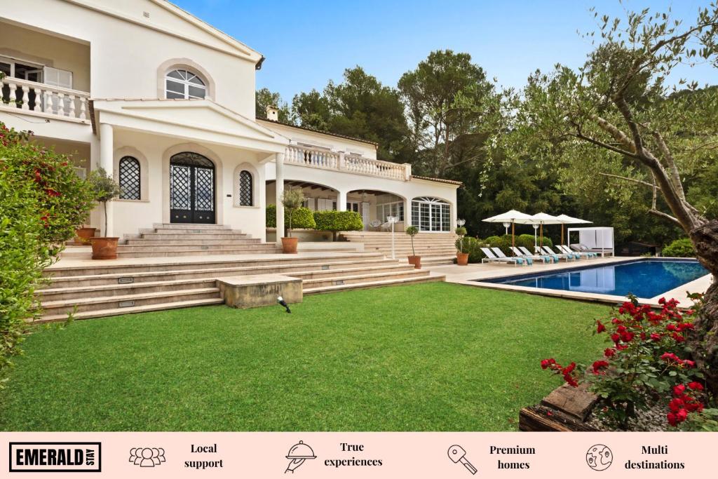 ein Haus mit Pool und Hof in der Unterkunft Can Tranquilo Sa Pobla - BY EMERALD STAY in Sa Pobla