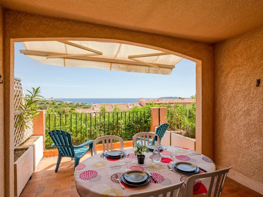 une salle à manger avec une table et des chaises sur un balcon dans l'établissement Apartment Le Domaine de la Croisette by Interhome, à Sainte-Maxime