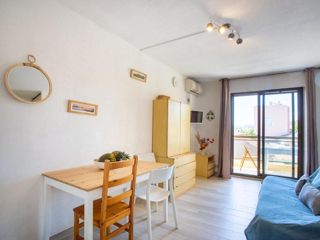 een woonkamer met een eettafel en een keuken bij Apartment Saint James-9 by Interhome in Le Lavandou