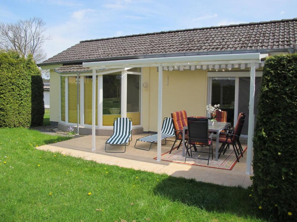 a screened in porch with chairs and a table at Holiday Home Alexorella by Interhome in Godern