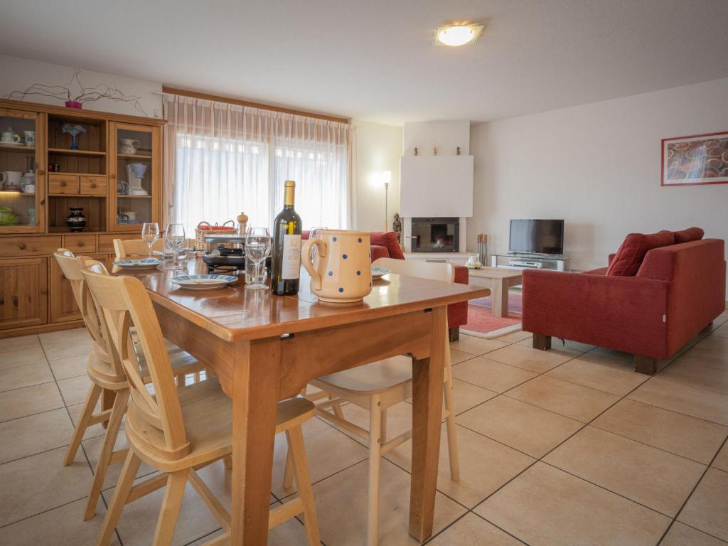 een keuken en eetkamer met een houten tafel en stoelen bij Apartment La Rèze No 6 by Interhome in Ovronnaz