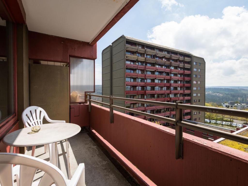 ein Balkon mit Tisch und Stühlen und ein Gebäude in der Unterkunft Apartment B715 by Interhome in Lahnstein