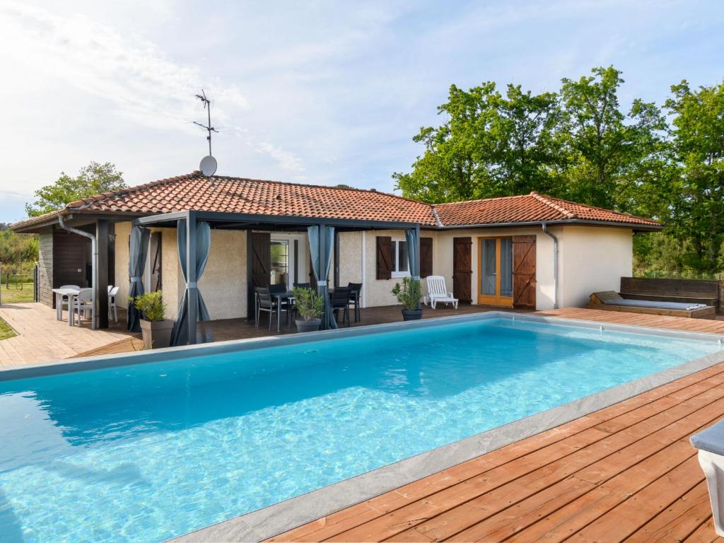 Bazén v ubytování Holiday Home Petrocq by Interhome nebo v jeho okolí