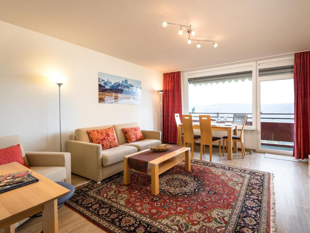 ein Wohnzimmer mit einem Sofa und einem Tisch in der Unterkunft Apartment B901 by Interhome in Lahnstein