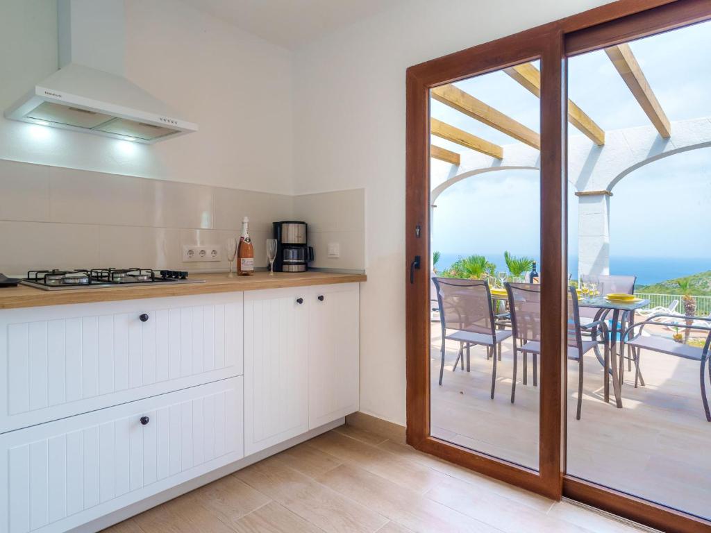 Кухня или мини-кухня в Villa Cala Torta Na Moli by Interhome
