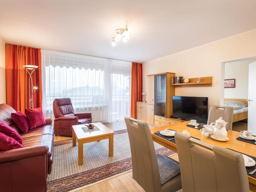ein Wohnzimmer mit einem Sofa und einem Tisch in der Unterkunft Apartment A808 by Interhome in Lahnstein