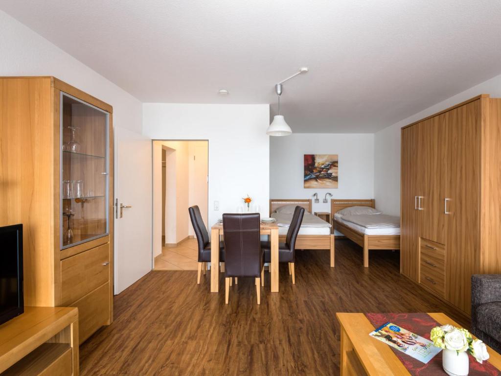 ein Esszimmer und ein Wohnzimmer mit einem Tisch und Stühlen in der Unterkunft Apartment A707 by Interhome in Lahnstein
