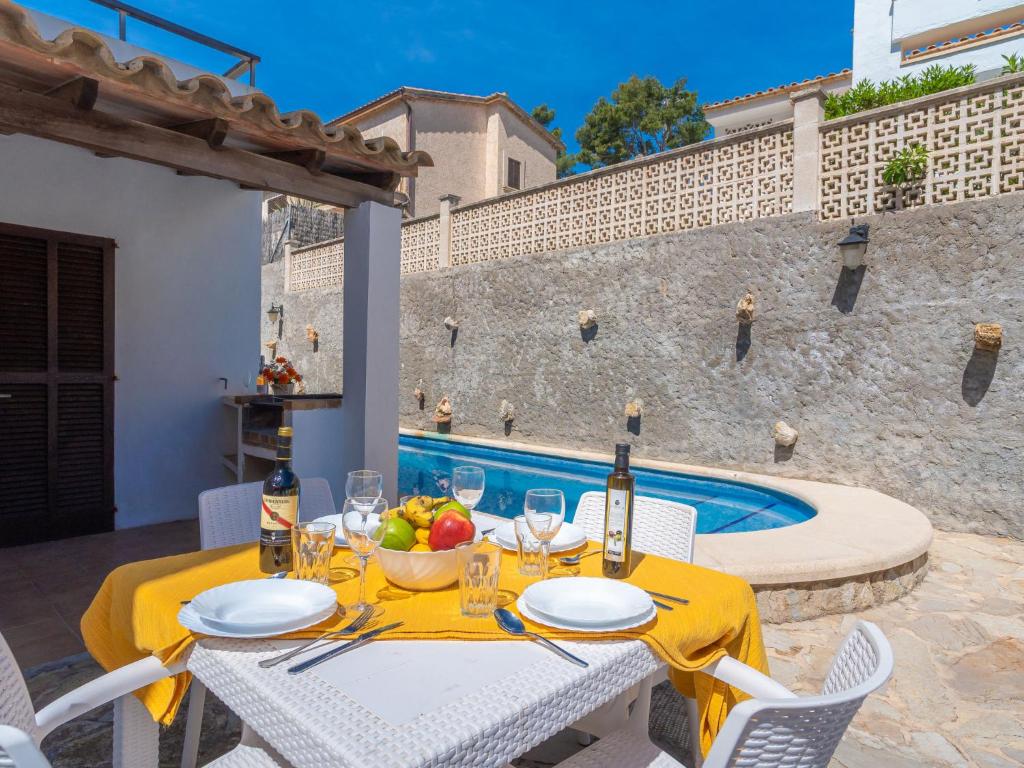 Bazén v ubytování Holiday Home Clara R by Interhome nebo v jeho okolí