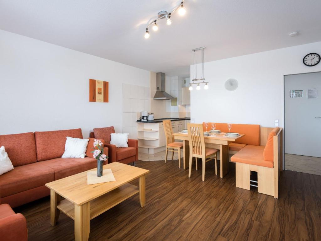 - un salon avec un canapé et une table dans l'établissement Apartment B1013 by Interhome, à Lahnstein