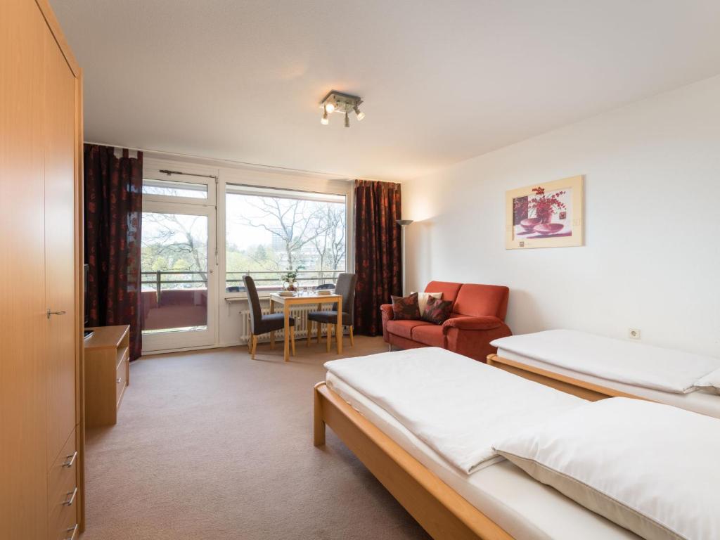 ein Hotelzimmer mit 2 Betten und einem Tisch in der Unterkunft Apartment B512 by Interhome in Lahnstein
