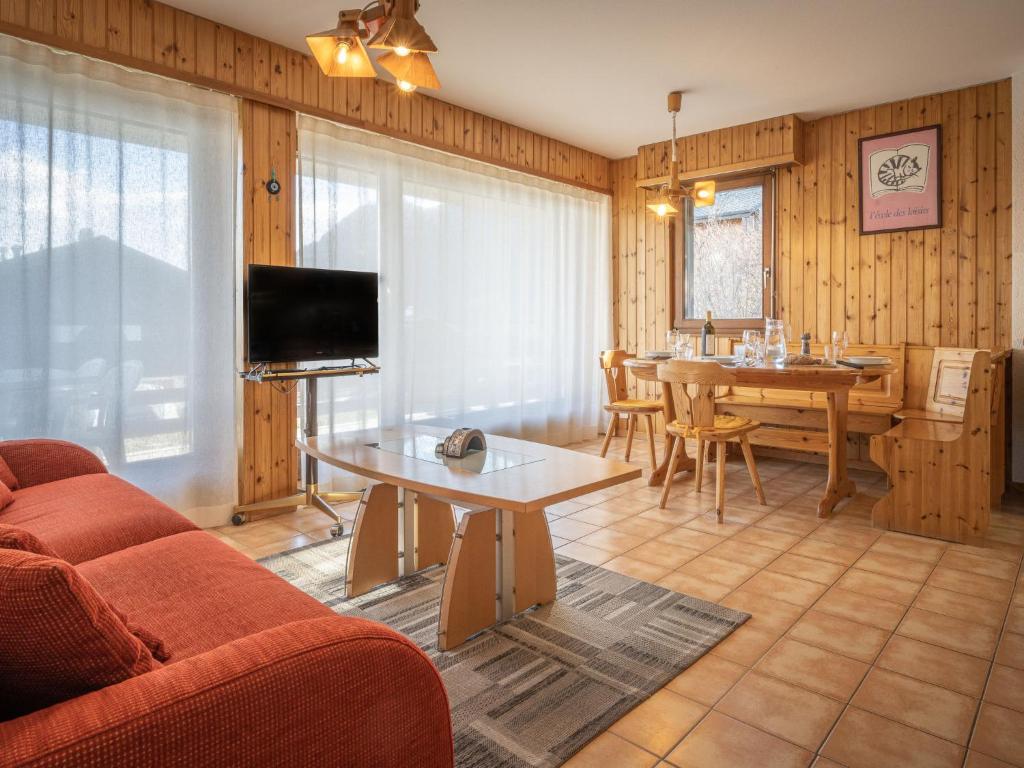 uma sala de estar com um sofá e uma mesa em Apartment Austral 204 by Interhome em Ovronnaz