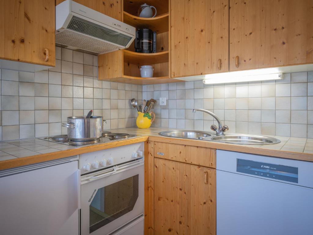 Kuchyň nebo kuchyňský kout v ubytování Apartment Austral 204 by Interhome