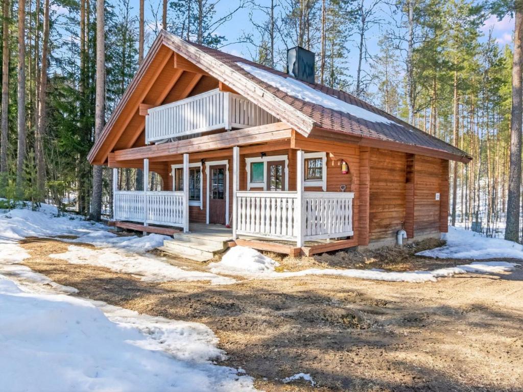 une cabane en rondins dans les bois dans la neige dans l'établissement Holiday Home Suopursu by Interhome, à Pohjavaara