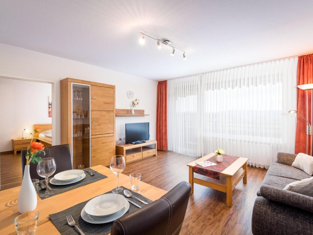 una sala de estar con un sofá y una mesa en Apartment A706 by Interhome, en Lahnstein