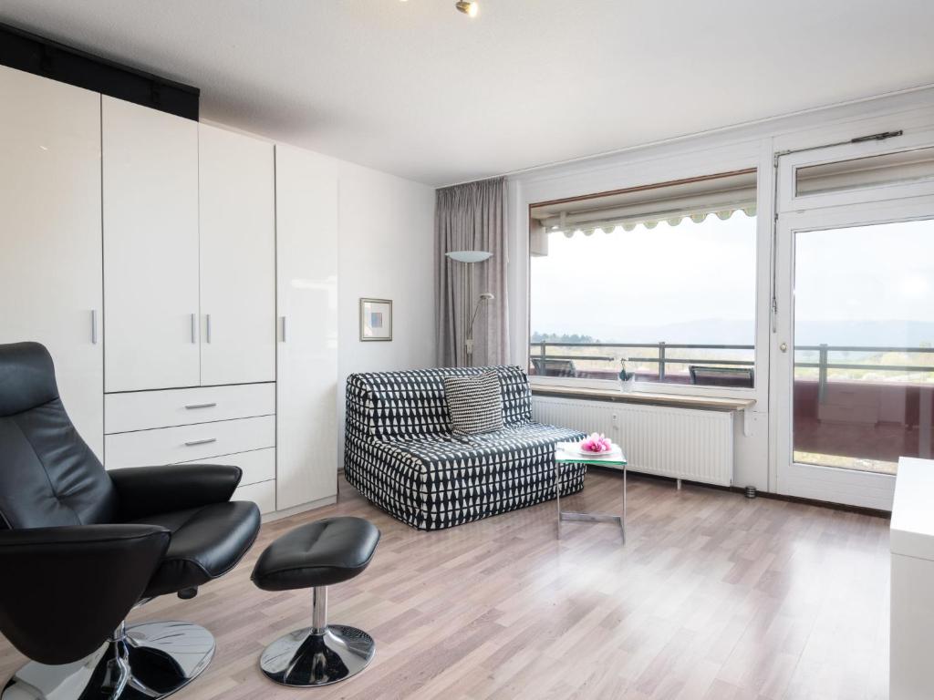 ein Wohnzimmer mit einem Stuhl und einem Sofa in der Unterkunft Apartment A1005 by Interhome in Lahnstein