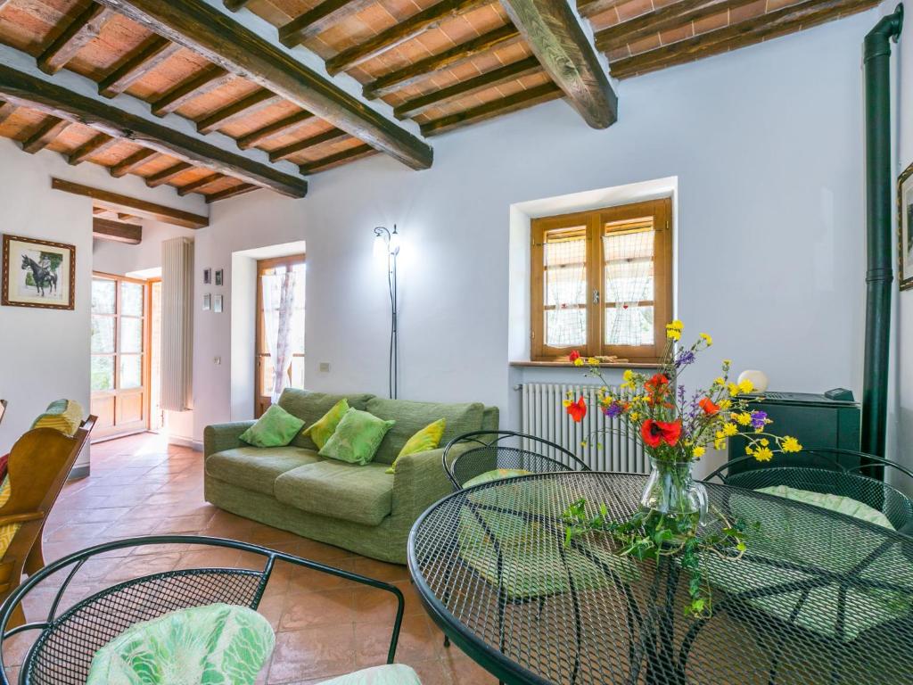 salon z kanapą i stołem w obiekcie Holiday Home Il Fienile by Interhome w mieście Lucciana