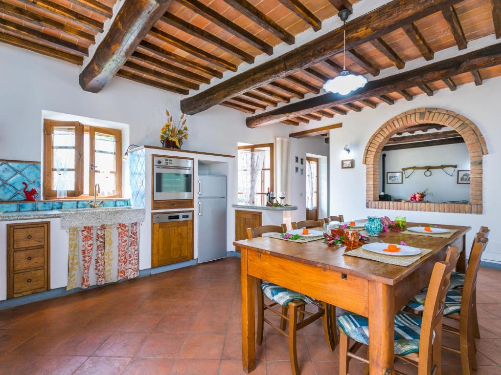 Kuchnia lub aneks kuchenny w obiekcie Holiday Home Il Fienile by Interhome