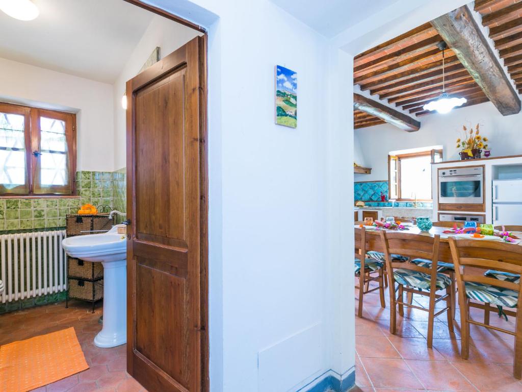 Kuchnia lub aneks kuchenny w obiekcie Holiday Home Il Fienile by Interhome