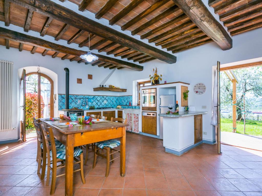 Kuchnia lub aneks kuchenny w obiekcie Holiday Home Il Fienile by Interhome
