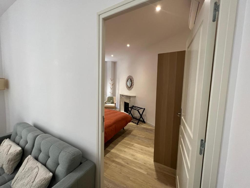 une porte menant à une chambre avec un canapé et un lit dans l'établissement Charmant 3 pièces à Nice, à Nice