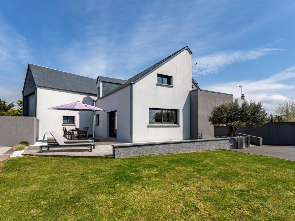 une maison blanche avec une pelouse devant dans l'établissement Holiday Home Hunawihr by Interhome, à Saint-Germain-sur-Ay