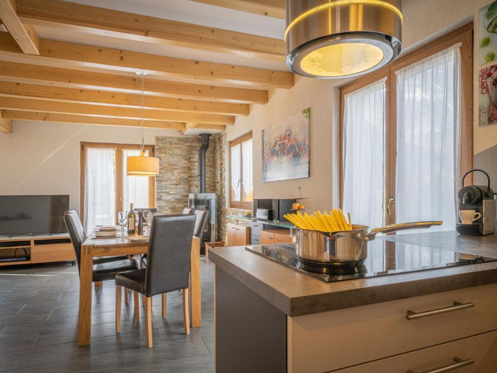 cocina y comedor con mesa de comedor en Chalet Ambigu by Interhome, en Ovronnaz