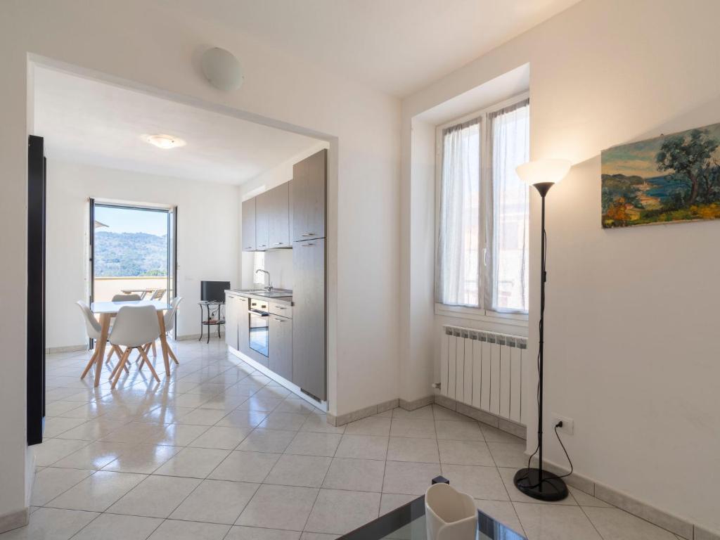 kuchnia i jadalnia ze stołem i krzesłami w obiekcie Apartment Rosmarino by Interhome w mieście Chiappa