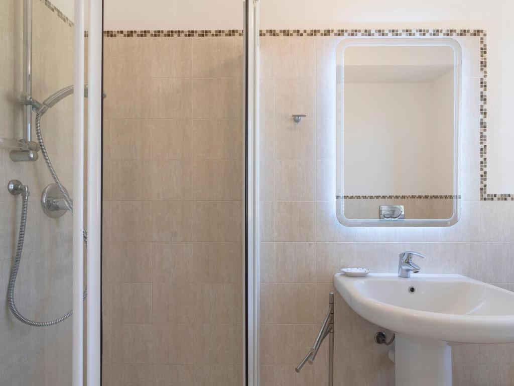 Łazienka w obiekcie Apartment Rosmarino by Interhome
