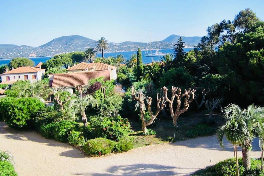 a house with a lot of plants and trees at Appartement Pearl Beach in Saint-Tropez
