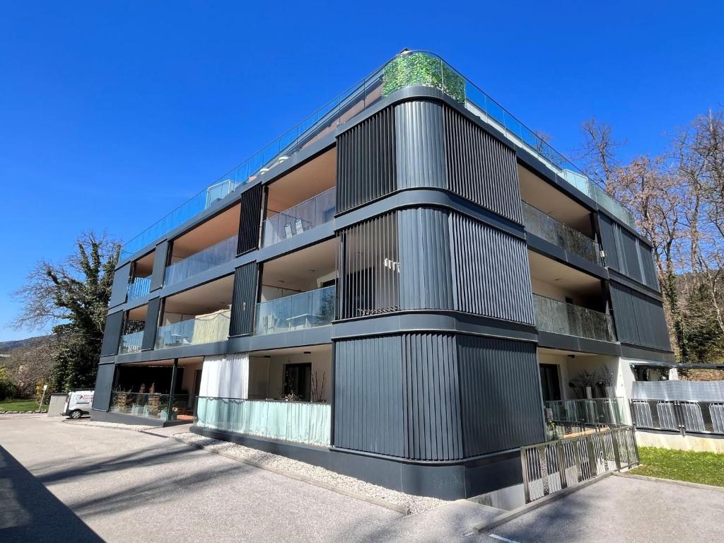 een zwart gebouw met balkons aan de zijkant bij Apartment Luxury Sunrise Appartement by Interhome in Pörtschach am Wörthersee