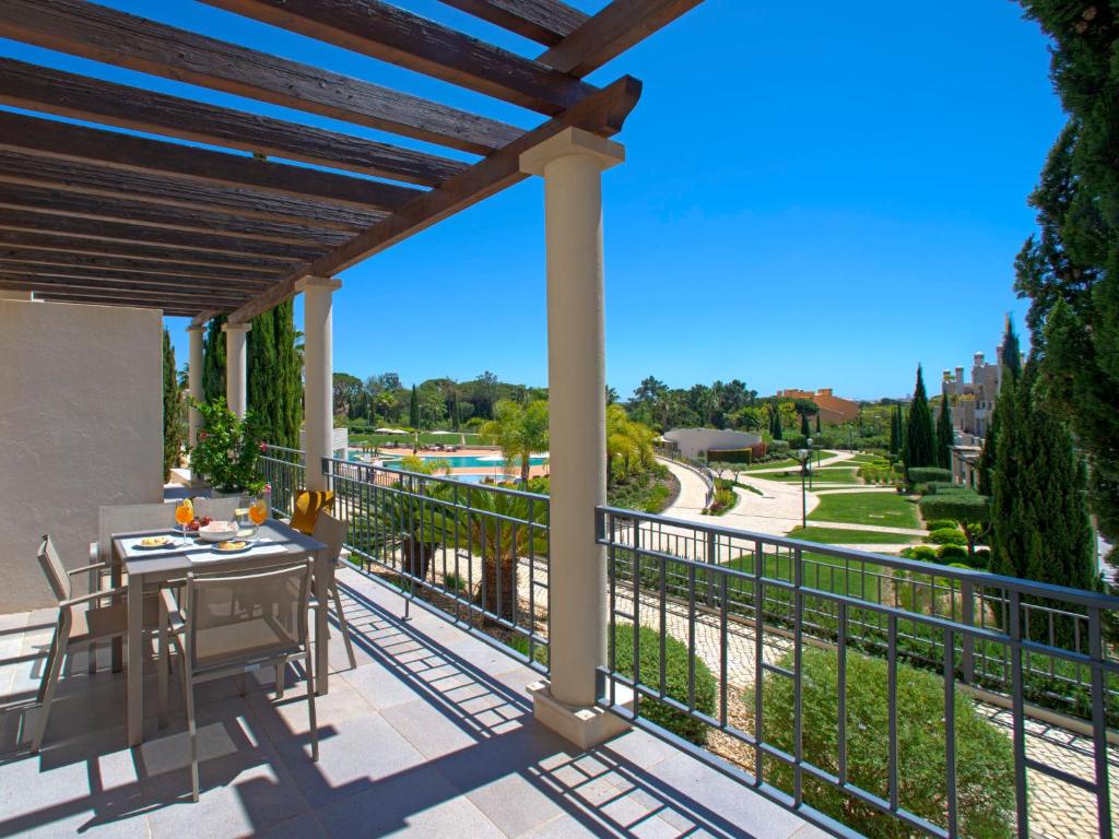 eine Terrasse mit Tisch und Stühlen auf einem Balkon in der Unterkunft Apartment Pine Hills Ambar by Interhome in Vilamoura