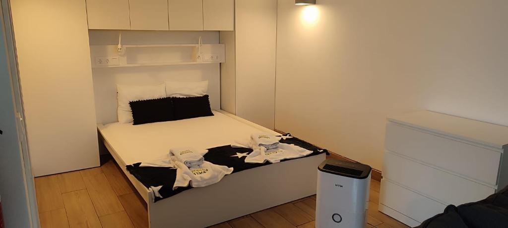 una piccola camera con un letto e asciugamani di Fazenda Apartments - Apartment 1 a Lajes das Flores