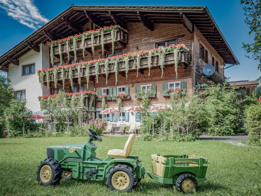 A garden outside Gästehaus Elfriede inklusive Sommerbergbahnticket