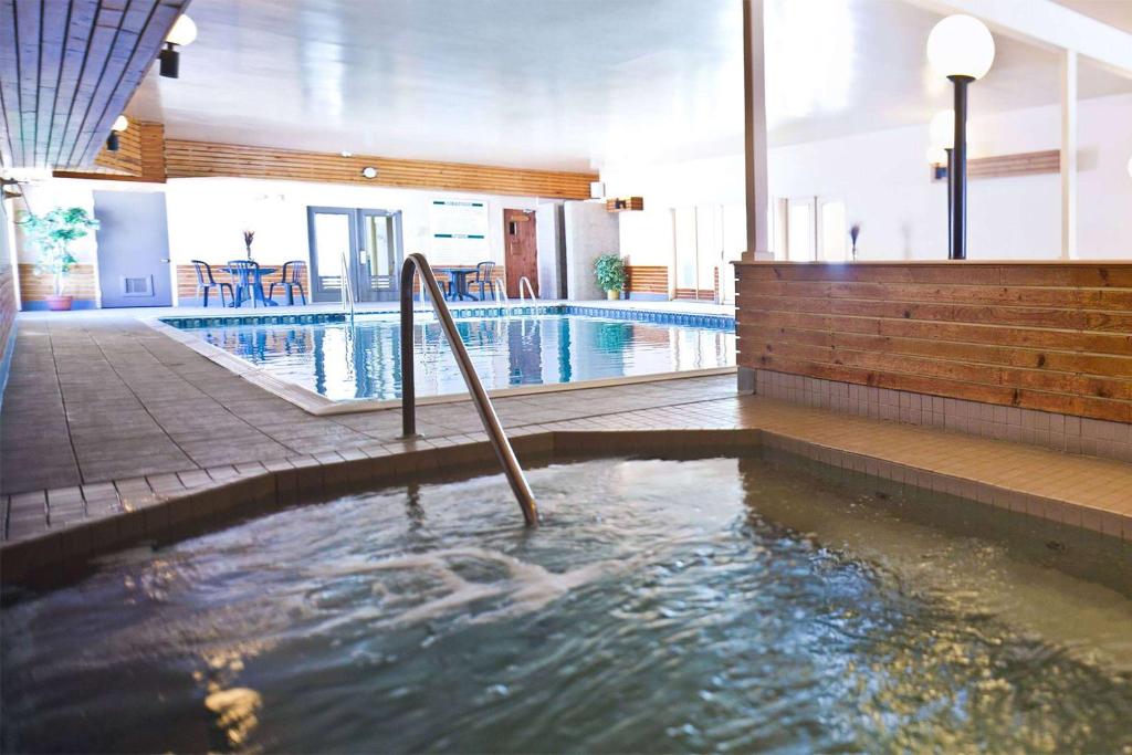 uma grande piscina com uma grande piscina em Atlantic Host Hotel, Trademark Collection by Wyndham em Bathurst