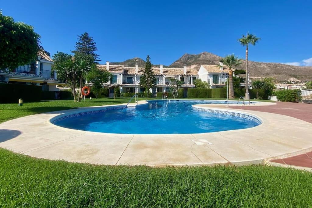 duży basen w środku podwórza w obiekcie 3 Bedroom Semi Detached Villa with Stunning Views! w mieście Benalmádena