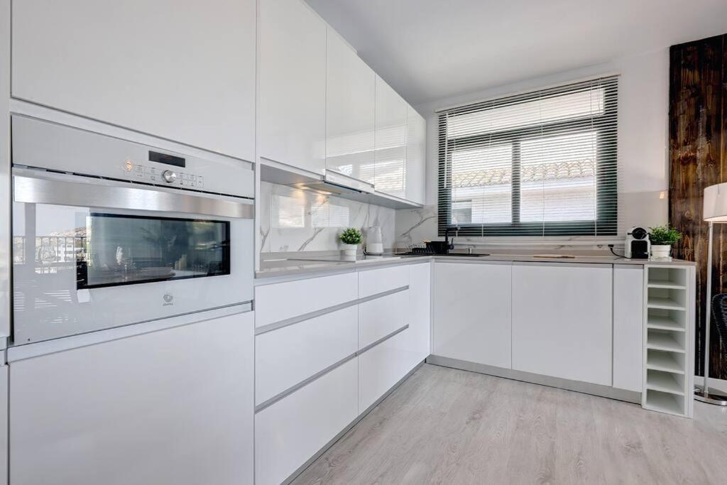 Kuchnia lub aneks kuchenny w obiekcie 3 Bedroom Semi Detached Villa with Stunning Views!