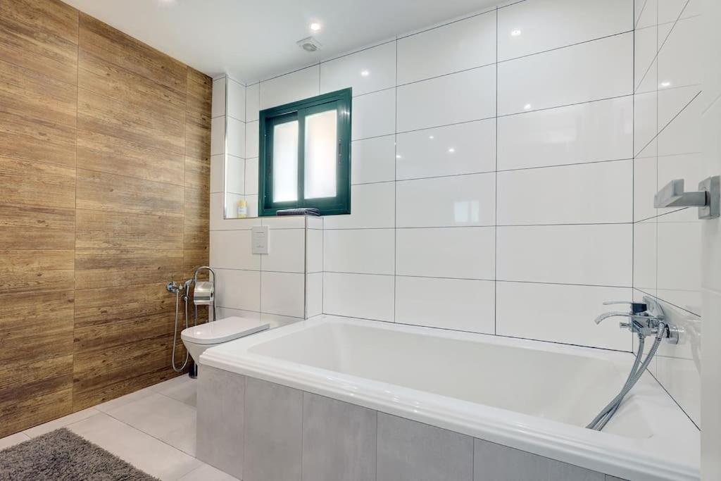 Łazienka w obiekcie 3 Bedroom Semi Detached Villa with Stunning Views!