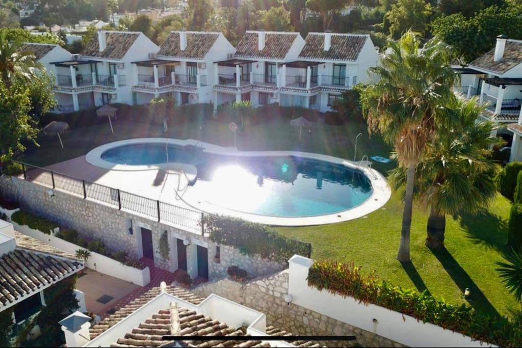 Basen w obiekcie 3 Bedroom Semi Detached Villa with Stunning Views! lub w pobliżu