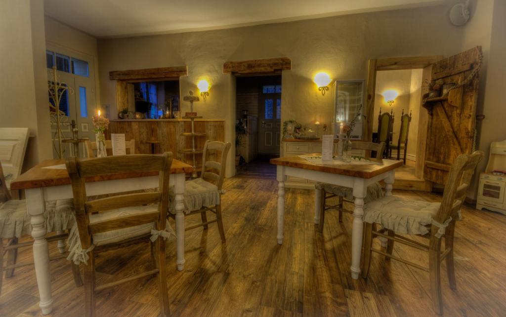 Ferienwohnung Schmidtalien في Dommitzsch: غرفة مع طاولة وكراسي ومرآة