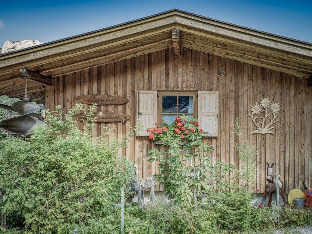 A garden outside Gästehaus Elfriede inklusive Sommerbergbahnticket