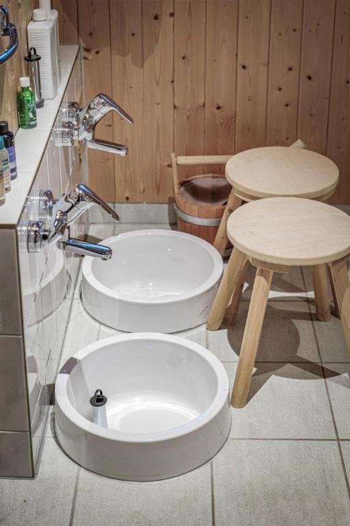 A bathroom at Gästehaus Elfriede inklusive Sommerbergbahnticket