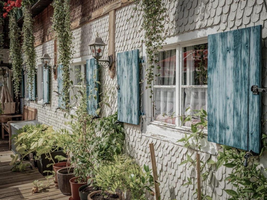 A garden outside Gästehaus Elfriede inklusive Sommerbergbahnticket