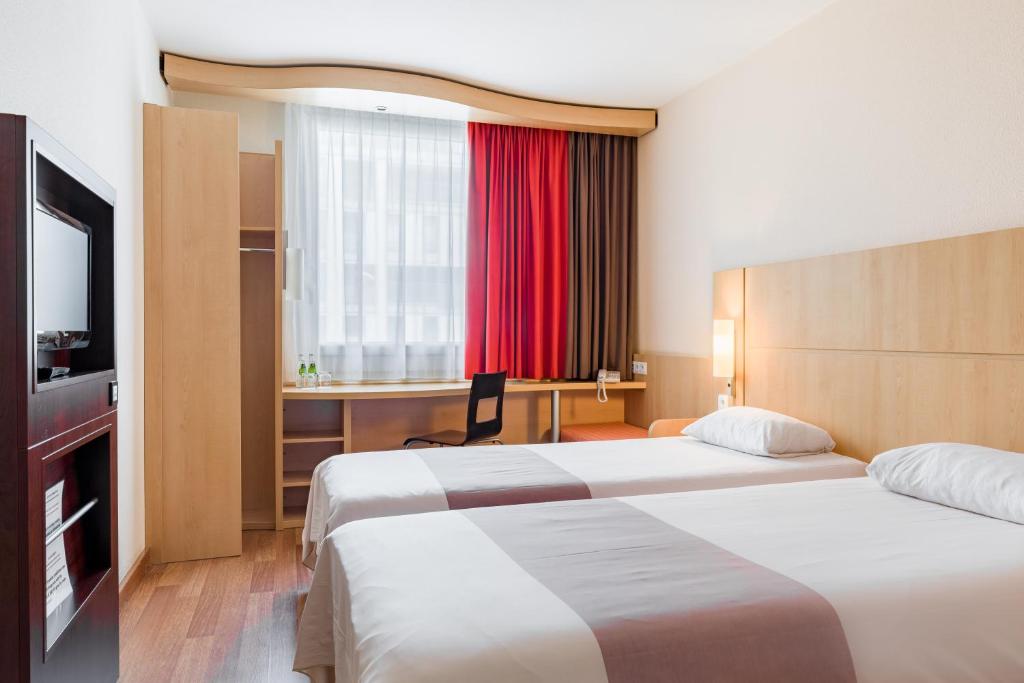 Postel nebo postele na pokoji v ubytování ibis Warszawa West Station