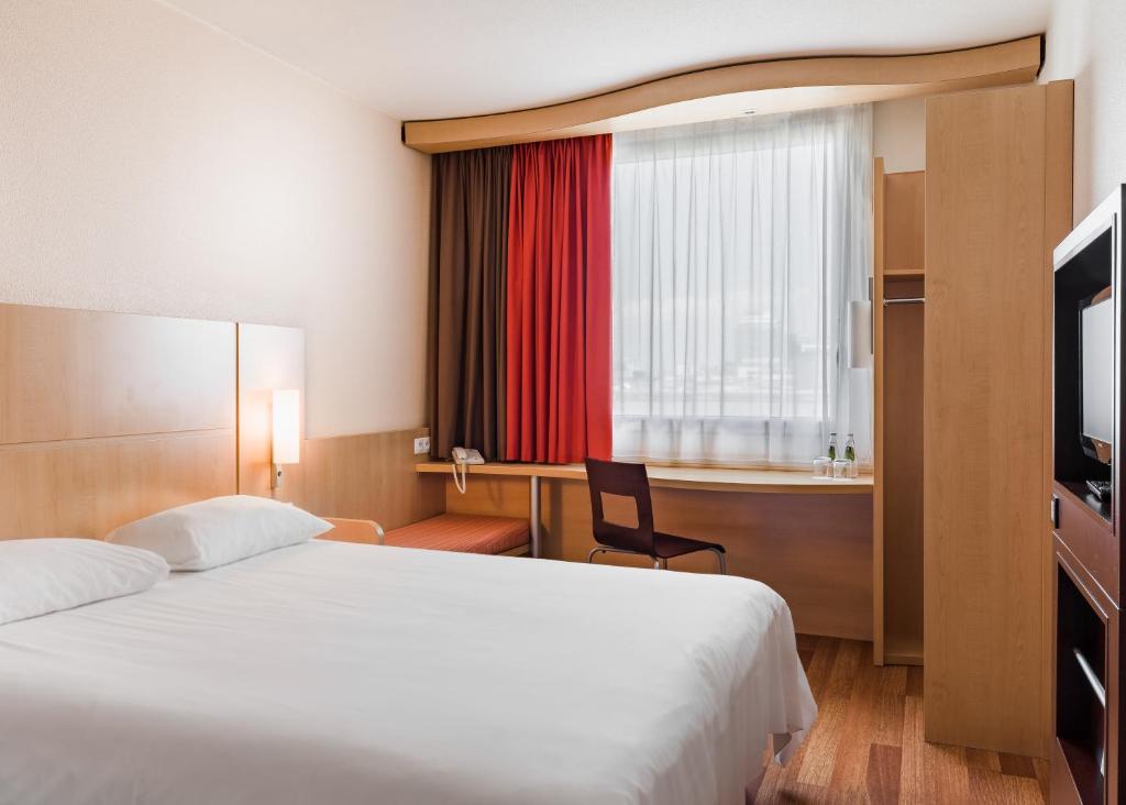 TV a/nebo společenská místnost v ubytování ibis Warszawa West Station