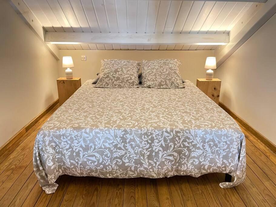 Postel nebo postele na pokoji v ubytování Duplex vue mer - Saline les bains