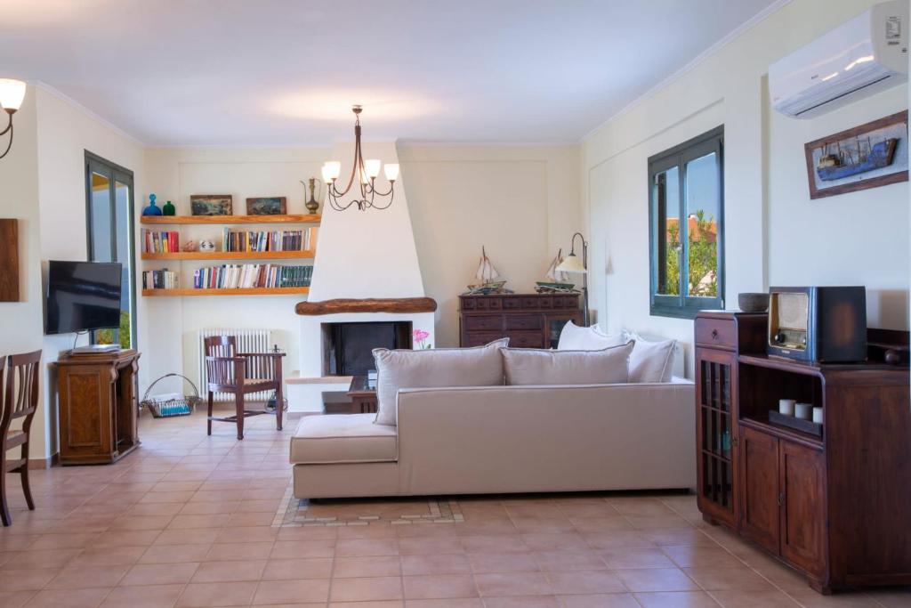 Telewizja i/lub zestaw kina domowego w obiekcie Serene villa Meganisi - Seaview & Exclusive Pool
