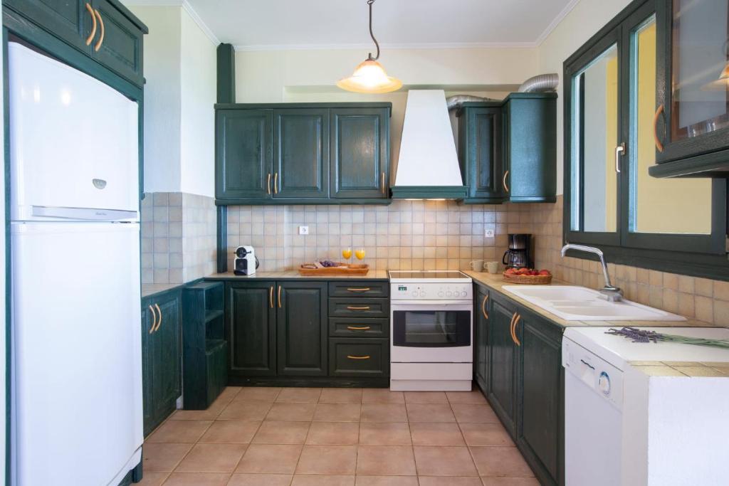 Kuchnia lub aneks kuchenny w obiekcie Serene villa Meganisi - Seaview & Exclusive Pool
