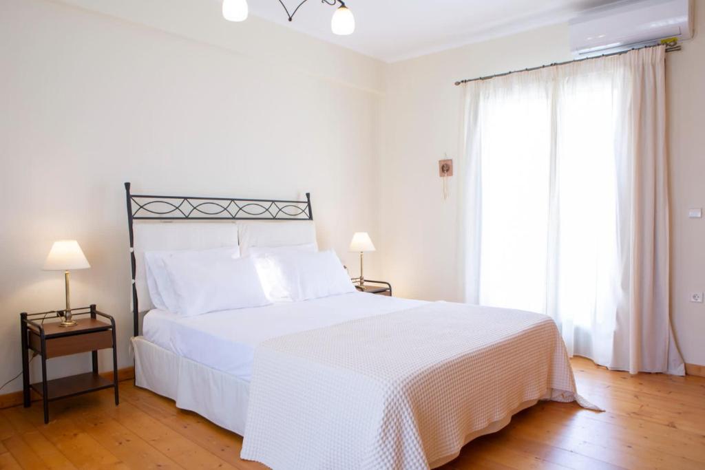 Łóżko lub łóżka w pokoju w obiekcie Serene villa Meganisi - Seaview & Exclusive Pool
