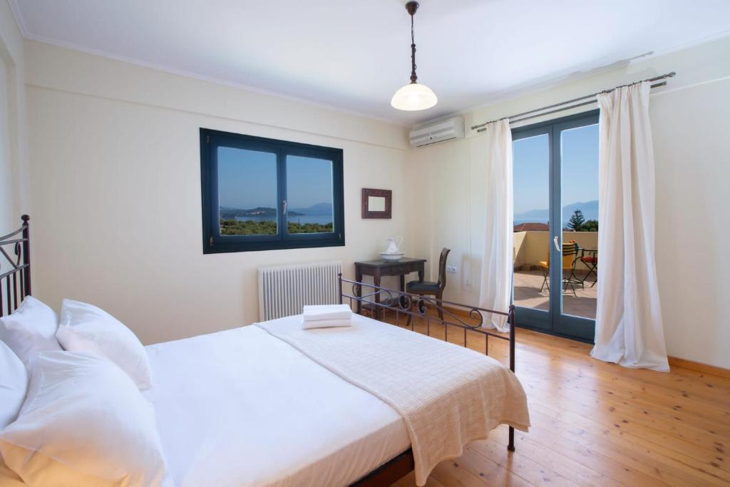Łóżko lub łóżka w pokoju w obiekcie Serene villa Meganisi - Seaview & Exclusive Pool